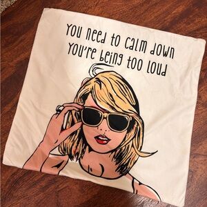 Graphic Cotton Pillow Cover with Taylor Swift Pop Art Girl and Sunglasses 🕶️ 🎤 💋